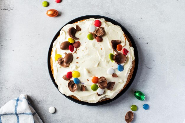 Torta di carote pasquali con caramelle dolci al formaggio cremoso e cioccolato Vista dall'alto Cottura festiva fatta in casa