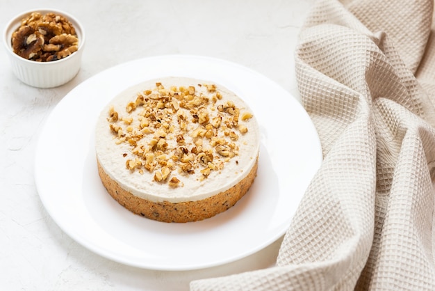 Torta di carote vegana senza forno con crema di cocco e noci