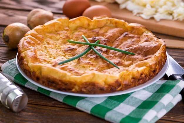 Torta di cavolo cappuccio con cipolla su tavola di legno