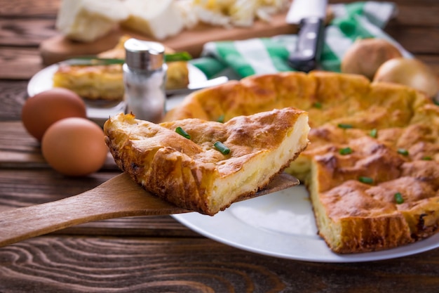 Torta di cavolo cappuccio con cipolla su tavola di legno