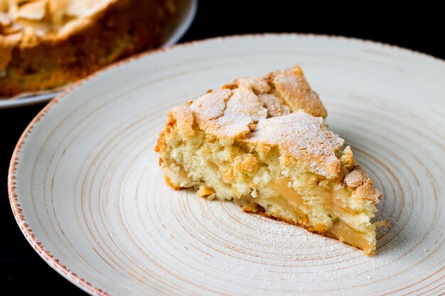 Torta di Charlotte su un piatto