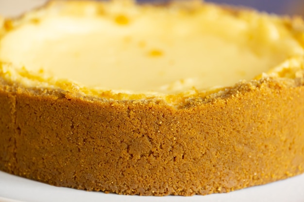 Torta di cheesecake sul tavolo