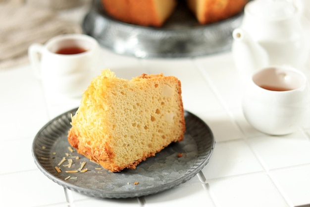 Torta di chiffon a fette su tavola bianca