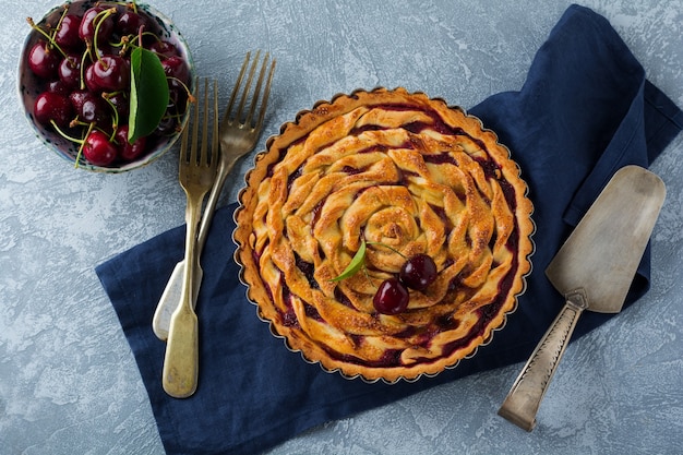 Torta di ciliegie aperta fatta in casa con reticolo