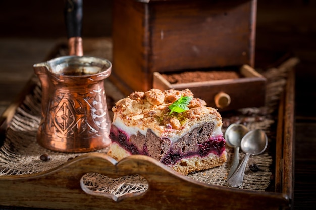 Torta di ciliegie gustosa con caffè bollito in pentola