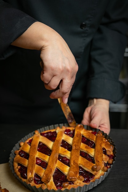 Torta di ciliegie su un tavolo di legno marrone