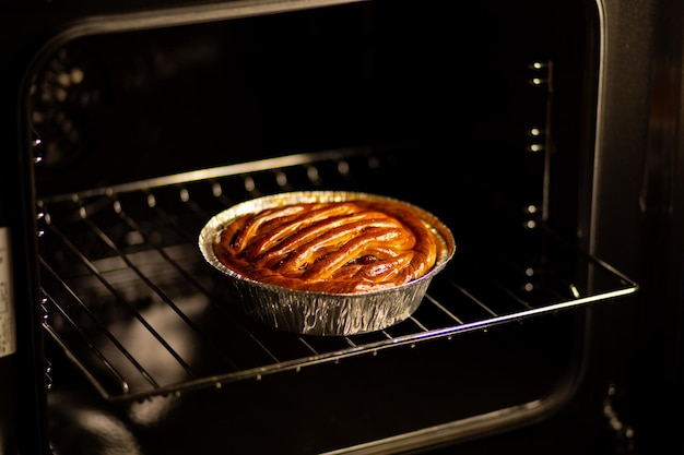 Torta di ciliegie Torta di ciliegie al forno Torta fresca sfornata La padrona di casa ha sfornato i dolci al forno