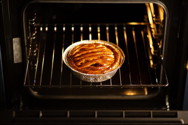 Torta di ciliegie Torta di ciliegie al forno Torta fresca sfornata La padrona di casa ha sfornato i dolci al forno