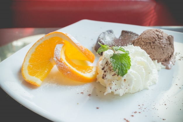 Torta di cioccolata al cioccolato con gelato