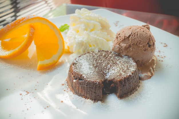 Torta di cioccolata al cioccolato con gelato