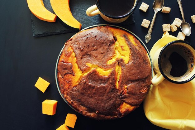 Torta di cioccolato di zucca su sfondo scuro vista dall'alto