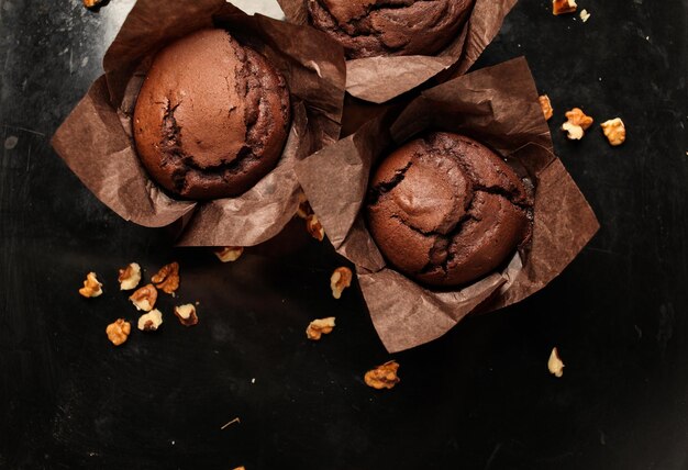 Torta di cioccolato fondente muffin al cioccolato con noci uvetta e cioccolato grattugiato