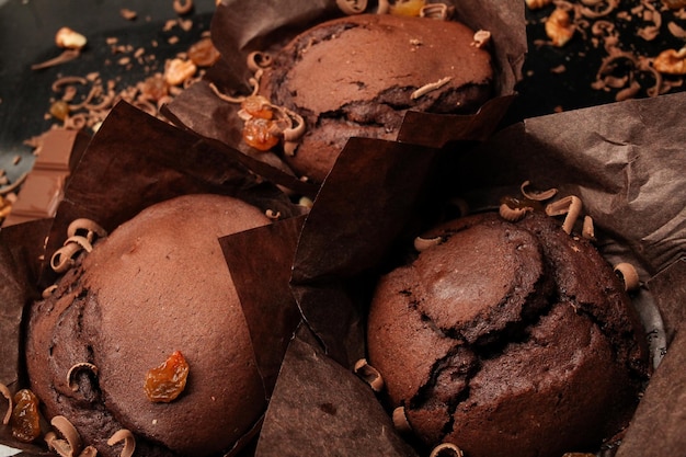 Torta di cioccolato fondente muffin al cioccolato con noci uvetta e cioccolato grattugiato