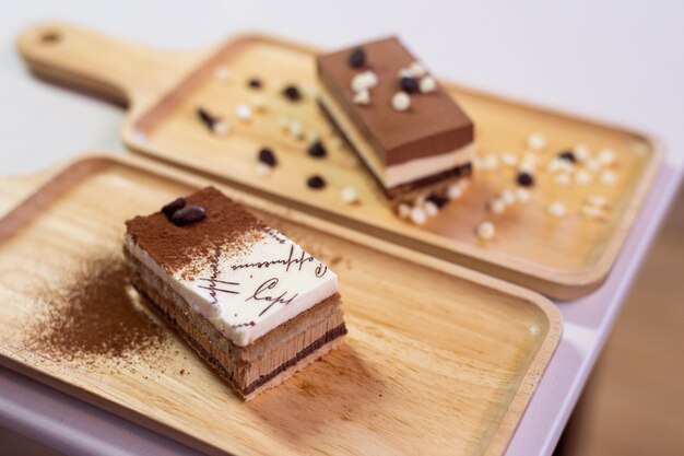 Torta di cioccolato sulla zolla di legno in mini caffè