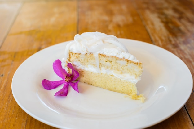 Torta di cocco sul piatto bianco