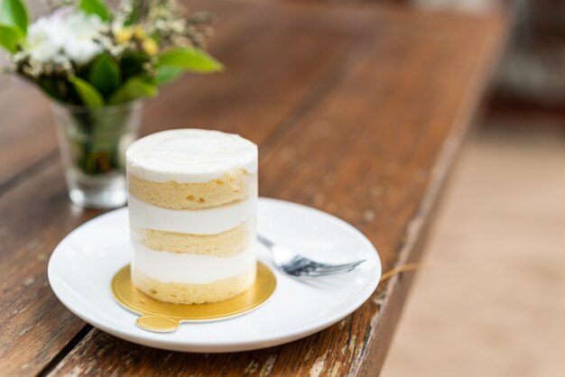 torta di cocco sul piatto