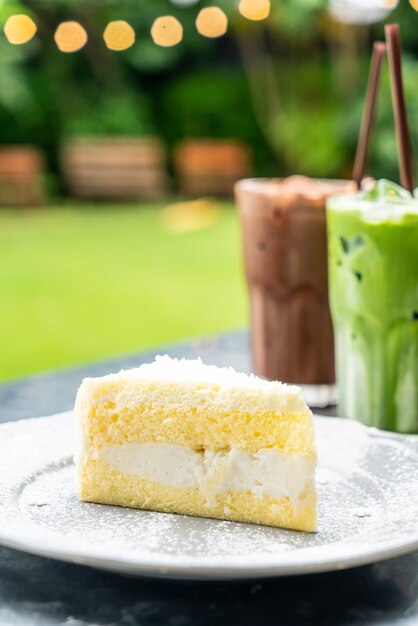 torta di cocco sul piatto