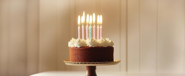 Torta di compleanno a colori chiari copia orizzontale spazio candele biglietto di auguri interno moderno bianco