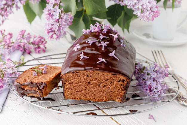 Torta di compleanno al cioccolato con bouquet di lillà