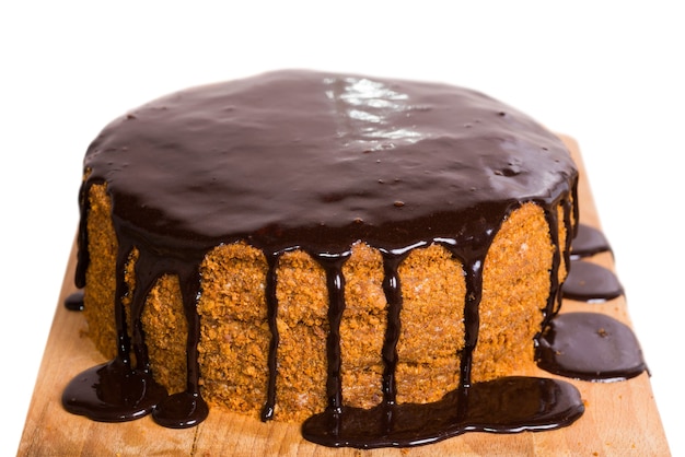 Torta di compleanno al cioccolato isolata su sfondo bianco