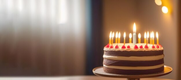 torta di compleanno bacche copia orizzontale spazio candele biglietto d'onore sfondo dorato scuro