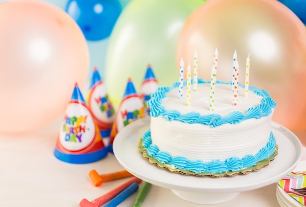 Torta di compleanno bianca semplice con le candele della torta.