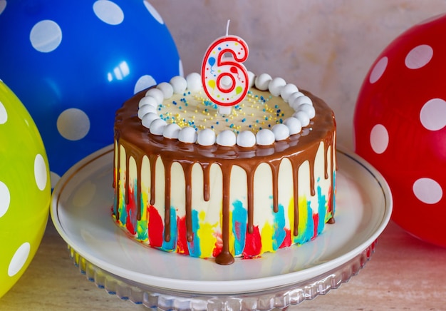 Torta di compleanno brillante con cioccolato