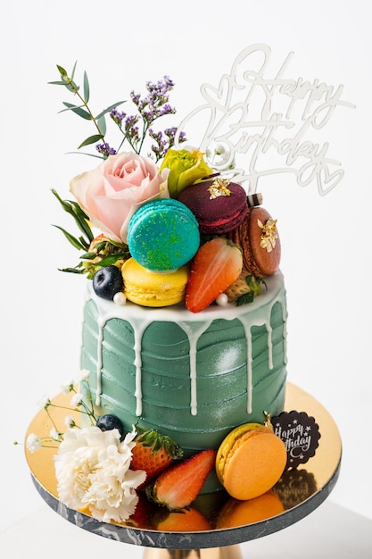 Torta di compleanno con candele e flowerMacarons cibo anniversario concetto sfondo