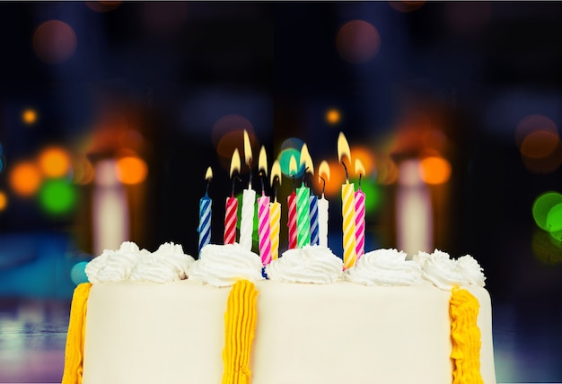 Torta di compleanno con candele sullo sfondo