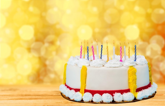 Torta di compleanno con candele sullo sfondo