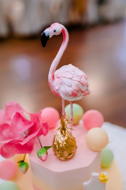 Torta di compleanno con figura di fenicottero rosa commestibile in cima per il compleanno di una bambina Candy bar