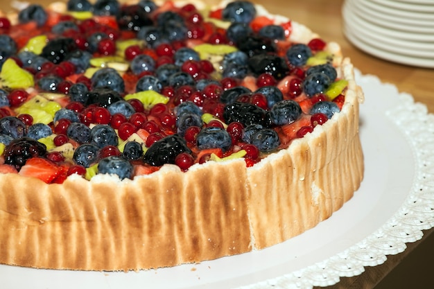 Torta di compleanno con frutti di bosco in cima