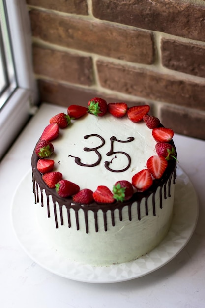 Torta di compleanno con i numeri 35 auguri di compleanno