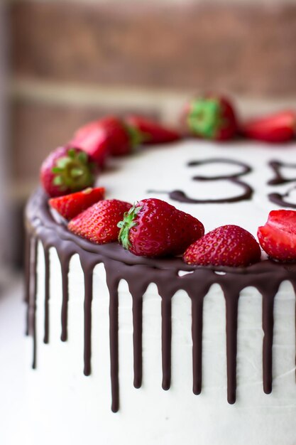 Torta di compleanno con i numeri 35 auguri di compleanno