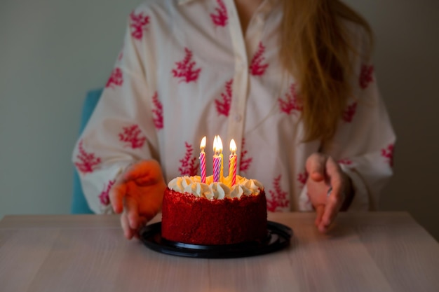 Torta di compleanno con le candele Accende le candele sulla torta Cartolina di buon compleanno