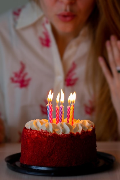 Torta di compleanno con le candele Accende le candele sulla torta Cartolina di buon compleanno