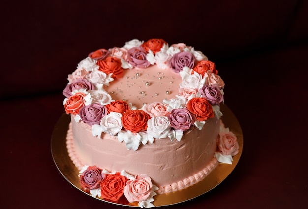 Torta di compleanno con rose rosse.