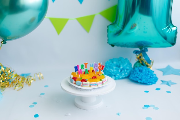 torta di compleanno con stelle. torta luminosa per il tuo primo compleanno