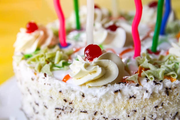 Torta di compleanno dolce tradizionale con candele colorate.