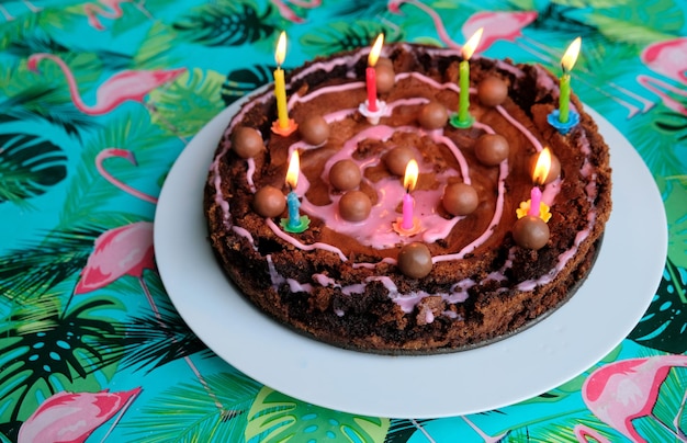 Torta di compleanno fatta di barbabietola rossa con candele su un tavolo