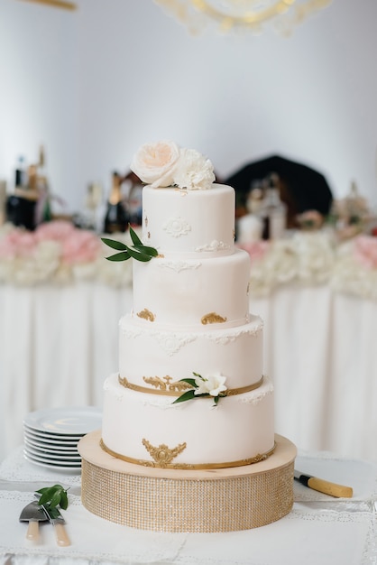 Torta di compleanno in un primo piano banchetto. Dolce.