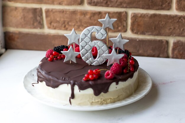 Torta di compleanno per 6 anni Torta di compleanno Torta di latte d'uccello con macchie di cioccolato