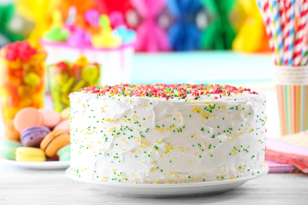 Torta di compleanno su sfondo colorato