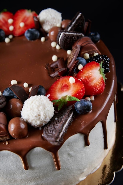 Torta di compleanno su sfondo scuro, da vicino