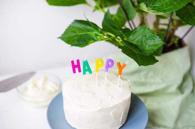 Torta di compleanno su un biscotto cremoso l'iscrizione felicità Vacanza a sorpresa e concetto di compleanno