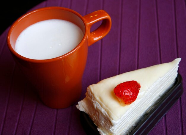 Torta di crape con latte caldo