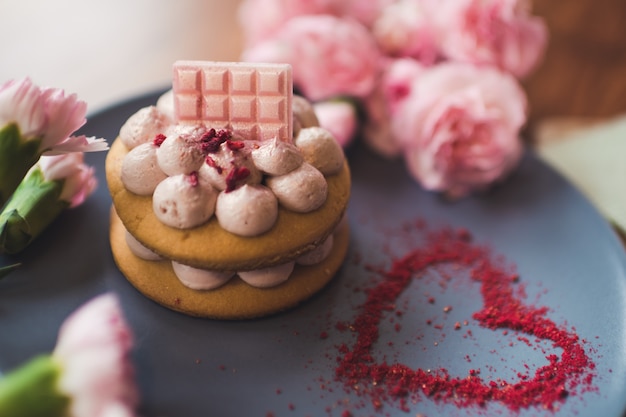 Torta di crema di cheesecake rosa fatta a mano