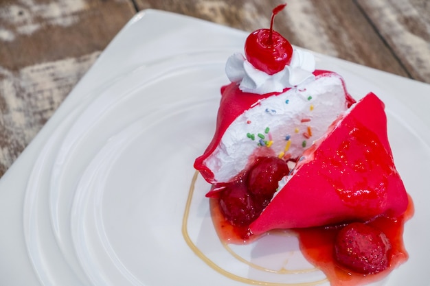 Torta di crepe fredda alla fragola con ciliegia