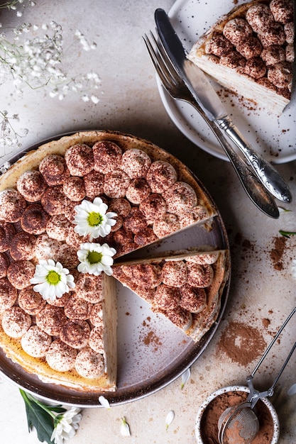 Torta di crepe tiramisù con mascarpone e amaretto su fondo chiaro