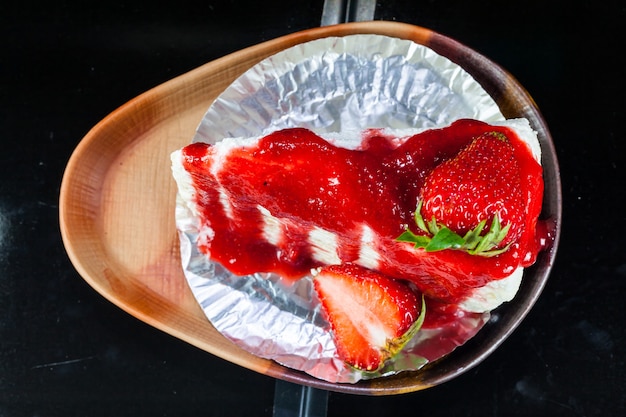 Torta di crepes con salsa di fragole e fragole fresche.